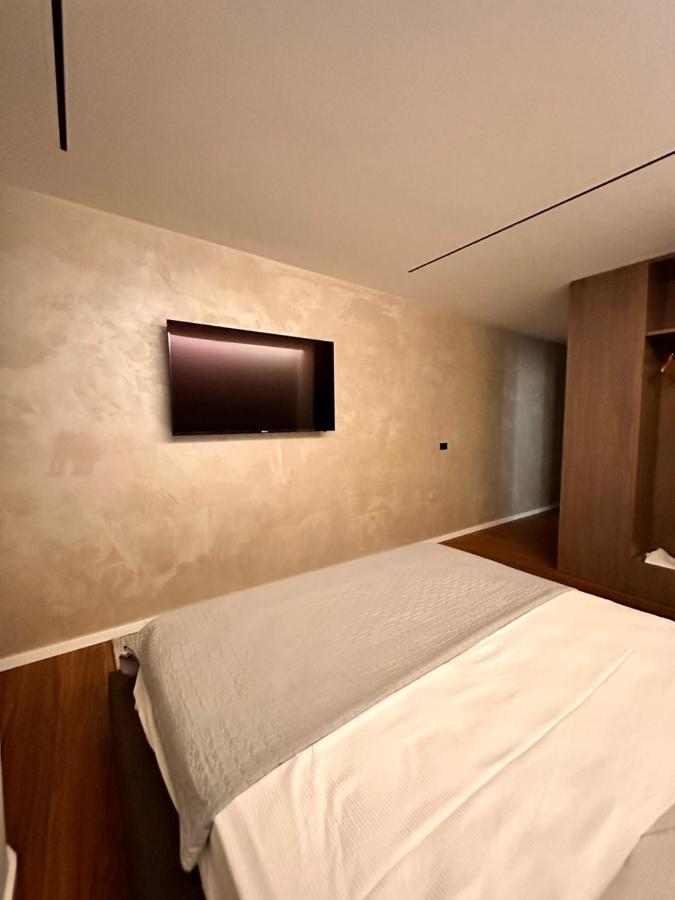 Agate Hotel Self Check In ティラナ エクステリア 写真